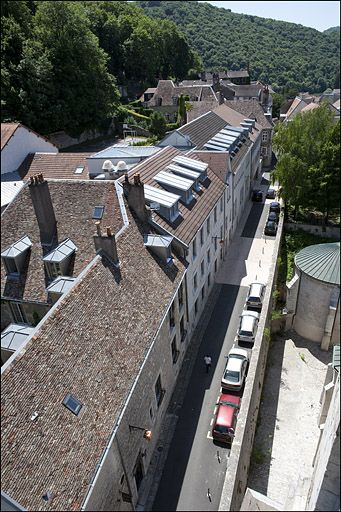Vue de l'alignement sur rue du logis, depuis le clocher de la cathédrale. © Yves Sancey / Région Bourgogne-Franche-Comté, Inventaire du patrimoine - 2010