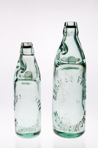 Deux bouteilles à bille au nom de Grojean Frères Rougemont. © Jérôme Mongreville / Région Bourgogne-Franche-Comté, Inventaire du patrimoine - 2010