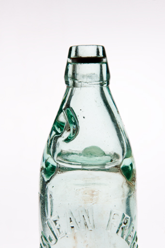 Détail d'une bouteille à bille au nom de Grojean Frères Rougemont. Collection particulière, Gérard Grojean, Rougemont © Jérôme Mongreville / Région Bourgogne-Franche-Comté, Inventaire du patrimoine - 2010