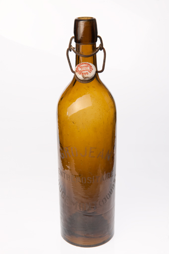 Bouteille au nom de "Grojean entrepositaire Rougemont (Doubs)". © Jérôme Mongreville / Région Bourgogne-Franche-Comté, Inventaire du patrimoine - 2010