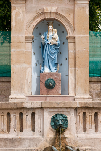 Niche centrale de la borne fontaine abritant une statue de la Vierge à l'Enfant. © Jérôme Mongreville / Région Bourgogne-Franche-Comté, Inventaire du patrimoine - 2010