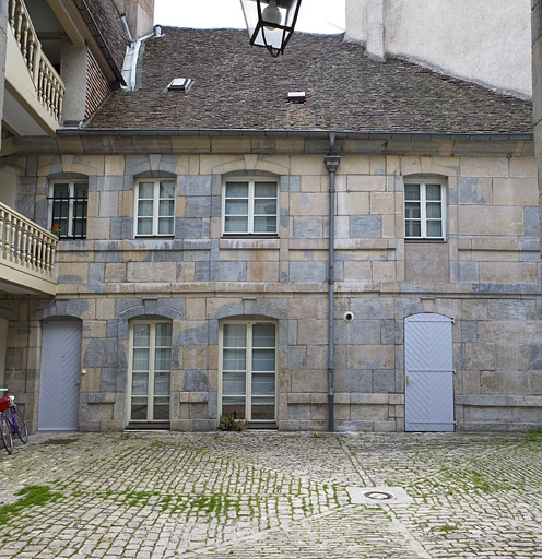 Vue d'ensemble de la façade antérieure du logis secondaire en fond de cour. © Yves Sancey / Région Bourgogne-Franche-Comté, Inventaire du patrimoine - 2010