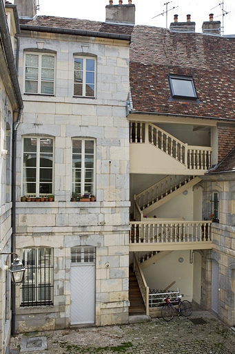 Vue d'ensemble du logis secondaire gauche et de l'escalier à cage ouverte sur cour. © Yves Sancey / Région Bourgogne-Franche-Comté, Inventaire du patrimoine - 2010