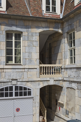 Détail de l'escalier à cage ouverte droit depuis celui de gauche. © Yves Sancey / Région Bourgogne-Franche-Comté, Inventaire du patrimoine - 2010