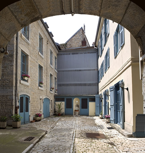 Vue d'ensemble de la cour depuis le portail d'entrée. © Yves Sancey / Région Bourgogne-Franche-Comté, Inventaire du patrimoine - 2010
