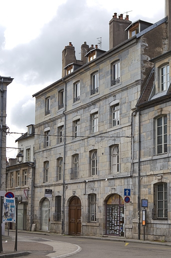 Vue d'ensemble de la façade sur rue du logis principal, de trois quarts droit. © Yves Sancey / Région Bourgogne-Franche-Comté, Inventaire du patrimoine - 2010
