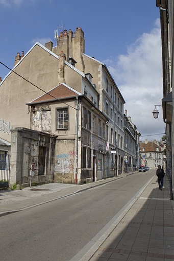 Vue d'ensemble éloignée du logis principal dans l'alignement de la rue, de trois quarts gauche. © Yves Sancey / Région Bourgogne-Franche-Comté, Inventaire du patrimoine - 2010