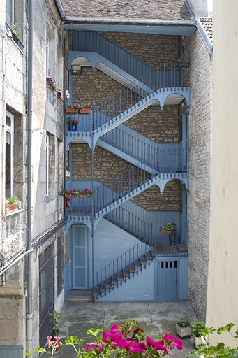 Vue d'ensemble de l'escalier à cage ouverte à gauche de la cour. © Yves Sancey / Région Bourgogne-Franche-Comté, Inventaire du patrimoine - 2010