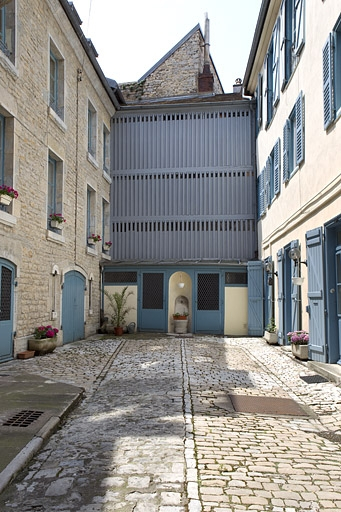 Vue d'ensemble du séchoir au fond de la cour. © Yves Sancey / Région Bourgogne-Franche-Comté, Inventaire du patrimoine - 2010