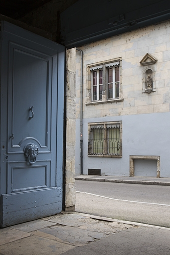 Détail de la façade sur rue depuis le portail de la maison d'en face. © Yves Sancey / Région Bourgogne-Franche-Comté, Inventaire du patrimoine - 2010