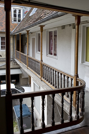 Détail de galerie sur cour du logis principal depuis le haut de l'escalier. © Yves Sancey / Région Bourgogne-Franche-Comté, Inventaire du patrimoine - 2010