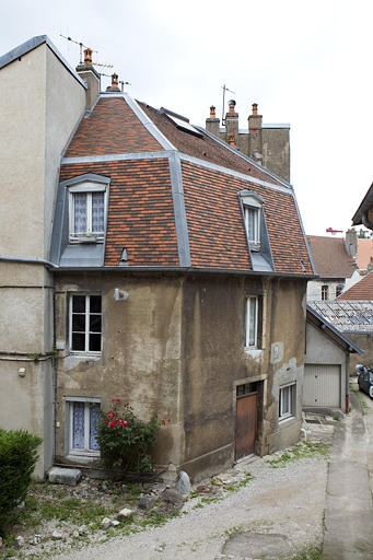 Vue d'ensemble du logis secondaire à gauche de la cour. © Yves Sancey / Région Bourgogne-Franche-Comté, Inventaire du patrimoine - 2010