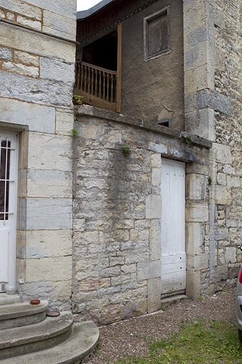 Détail du mur de clôture de la cour depuis celle de l'hôtel Alviset. © Yves Sancey / Région Bourgogne-Franche-Comté, Inventaire du patrimoine - 2010
