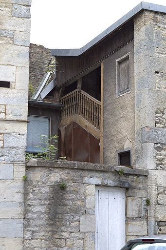 Détail de l'escalier à cage ouverte depuis la cour de l'hôtel Alviset. © Yves Sancey / Région Bourgogne-Franche-Comté, Inventaire du patrimoine - 2010