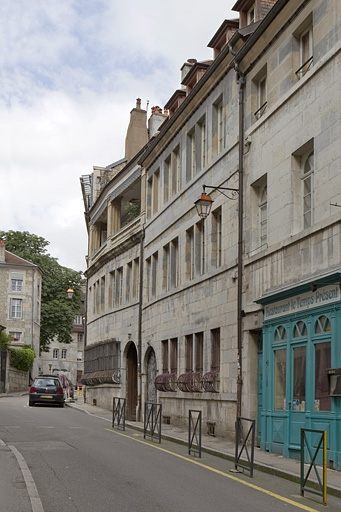 Vue d'ensemble du logis principal depuis la rue de trois quarts droit : vue éloignée. © Yves Sancey / Région Bourgogne-Franche-Comté, Inventaire du patrimoine - 2010
