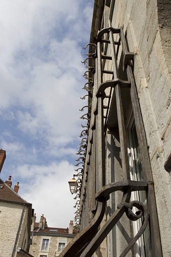 Façade sur rue du logis principal : détail des grilles devant les fenêtres du rez-de-chaussée, de profil, vue rapprochée. © Yves Sancey / Région Bourgogne-Franche-Comté, Inventaire du patrimoine - 2010