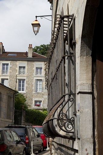 Façade sur rue du logis principal : détail des grilles devant les fenêtres du rez-de-chaussée, de profil. © Yves Sancey / Région Bourgogne-Franche-Comté, Inventaire du patrimoine - 2010