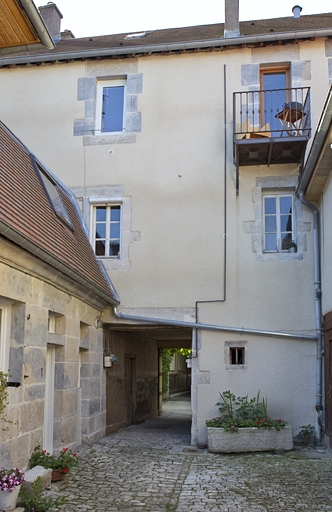Vue d'ensemble de la façade postérieure du logis secondaire. © Yves Sancey / Région Bourgogne-Franche-Comté, Inventaire du patrimoine - 2010
