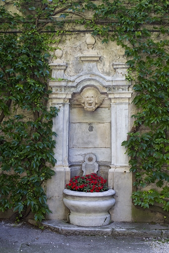 Détail de la borne fontaine dans la première cour. © Yves Sancey / Région Bourgogne-Franche-Comté, Inventaire du patrimoine - 2010