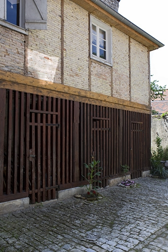 Vue d'ensemble du bûcher dans la cour des communs. © Yves Sancey / Région Bourgogne-Franche-Comté, Inventaire du patrimoine - 2010