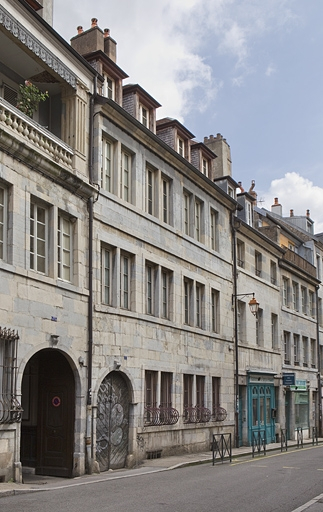 Vue d'ensemble du logis principal depuis la rue, de trois quarts gauche. © Yves Sancey / Région Bourgogne-Franche-Comté, Inventaire du patrimoine - 2010