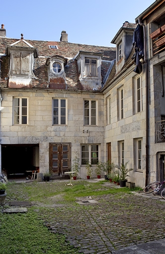 Façade antérieure du premier logis secondaire. © Yves Sancey / Région Bourgogne-Franche-Comté, Inventaire du patrimoine - 2010