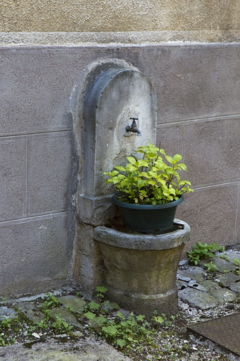 Détail de la borne fontaine dans la première cour. © Yves Sancey / Région Bourgogne-Franche-Comté, Inventaire du patrimoine - 2010