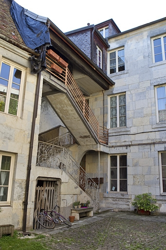 Vue d'ensemble de l'escalier à cage ouverte. © Yves Sancey / Région Bourgogne-Franche-Comté, Inventaire du patrimoine - 2010