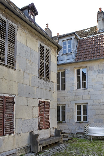 Façades sur la deuxième cour des deux logis secondaires. © Yves Sancey / Région Bourgogne-Franche-Comté, Inventaire du patrimoine - 2010