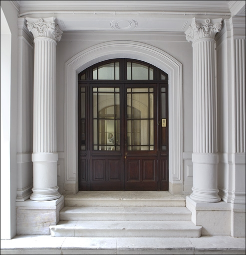 Détail de la porte d'entrée, à droite du passage cocher, permettant d'accéder à l'appartement du premier étage. © Yves Sancey / Région Bourgogne-Franche-Comté, Inventaire du patrimoine - 2010