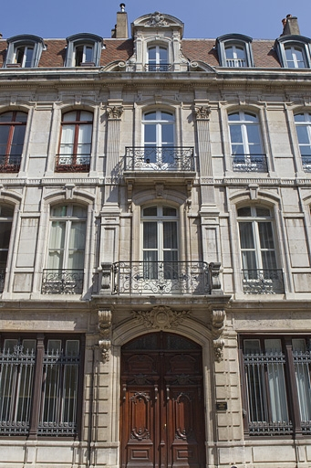 Détail de la travée centrale de la façade antérieure avec le portail d'entrée. © Yves Sancey / Région Bourgogne-Franche-Comté, Inventaire du patrimoine - 2010