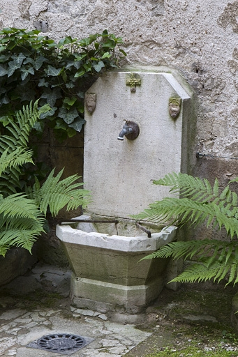 Cour : vue d'ensemble de la borne fontaine. © Yves Sancey / Région Bourgogne-Franche-Comté, Inventaire du patrimoine - 2010