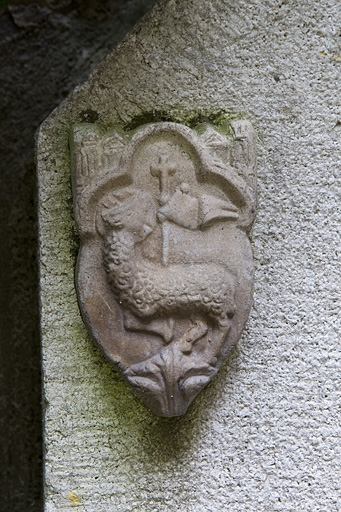 Borne fontaine : à gauche, détail du décor appliqué représentant un agneau pascal. © Yves Sancey / Région Bourgogne-Franche-Comté, Inventaire du patrimoine - 2010