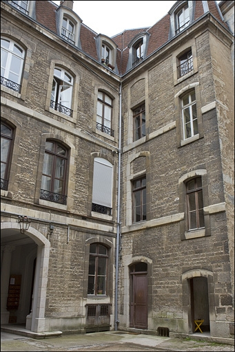 Façade postérieure sur cour : détail de l'aile gauche. © Yves Sancey / Région Bourgogne-Franche-Comté, Inventaire du patrimoine - 2010