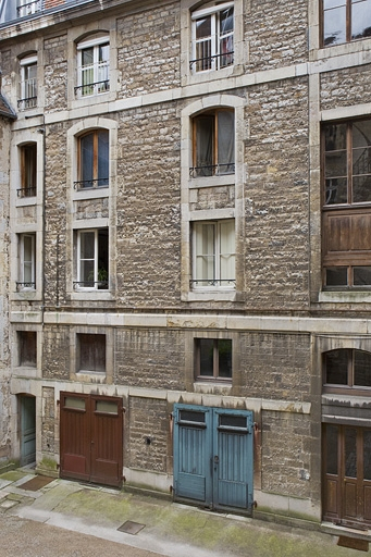Façade postérieure sur cour : détail de l'aile droite. © Yves Sancey / Région Bourgogne-Franche-Comté, Inventaire du patrimoine - 2010