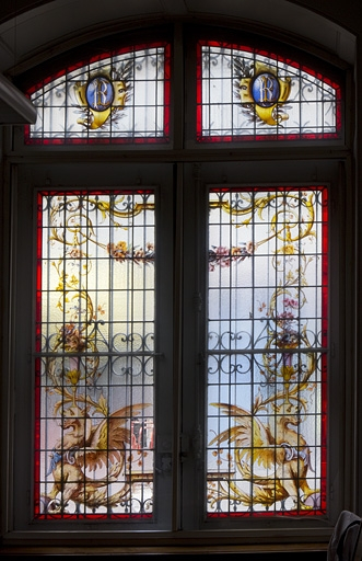 Intérieur : vue d'ensemble d'un vitrail dans une fenêtre du rez-de-chaussée. © Yves Sancey / Région Bourgogne-Franche-Comté, Inventaire du patrimoine - 2010