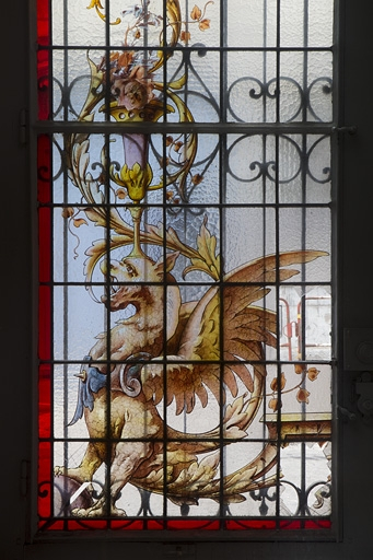 Intérieur, vitrail dans une fenêtre du rez-de-chaussée : détail du motif droit représentant un dragon ailé. © Yves Sancey / Région Bourgogne-Franche-Comté, Inventaire du patrimoine - 2010
