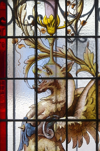 Intérieur, vitrail dans une fenêtre du rez-de-chaussée : détail rapproché d'une tête de dragon. © Yves Sancey / Région Bourgogne-Franche-Comté, Inventaire du patrimoine - 2010
