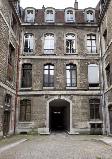 Façade postérieure sur cour : vue d'ensemble de face. © Yves Sancey / Région Bourgogne-Franche-Comté, Inventaire du patrimoine - 2010