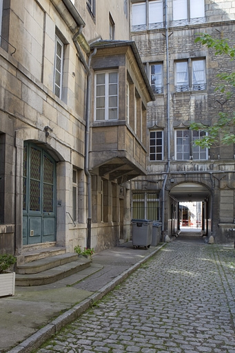 Vue des façades de l'immeuble depuis le fond de la cour, avec le bow-window. © Yves Sancey / Région Bourgogne-Franche-Comté, Inventaire du patrimoine - 2010