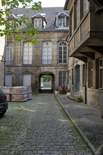Vue de l'aile de l'hôtel au fond de la première cour. © Yves Sancey / Région Bourgogne-Franche-Comté, Inventaire du patrimoine - 2010