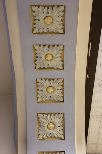 Intérieur, détail du décor de l'intrados de l'arc séparant l'escalier de l'ancien passage cocher. © Yves Sancey / Région Bourgogne-Franche-Comté, Inventaire du patrimoine - 2010