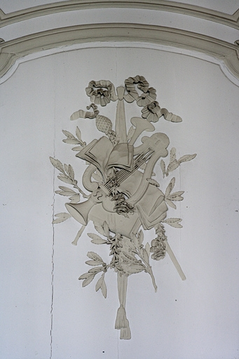 Intérieur, premier étage, pièce donnant sur la cour : détail d'un décor de lambris avec une lyre. © Yves Sancey / Région Bourgogne-Franche-Comté, Inventaire du patrimoine - 2010