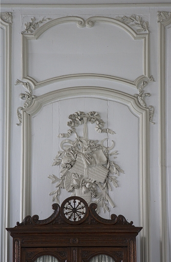 Intérieur, premier étage, pièce donnant sur la cour : détail d'un décor de lambris à panneau large. © Yves Sancey / Région Bourgogne-Franche-Comté, Inventaire du patrimoine - 2010