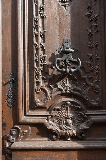 Façade antérieure sur rue, portail d'entrée : détail d'un décor sur un vantail de la porte. © Yves Sancey / Région Bourgogne-Franche-Comté, Inventaire du patrimoine - 2010