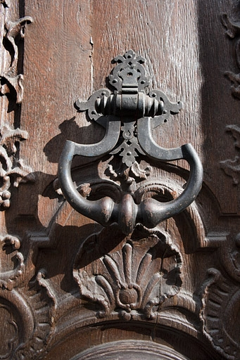 Façade antérieure sur rue, portail d'entrée : détail du heurtoir. © Yves Sancey / Région Bourgogne-Franche-Comté, Inventaire du patrimoine - 2010