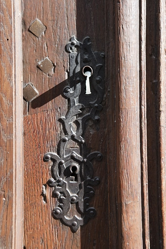 Façade antérieure sur rue, portail d'entrée : détail du décor d'une serrure. © Yves Sancey / Région Bourgogne-Franche-Comté, Inventaire du patrimoine - 2010