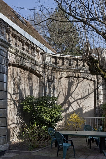 Cour : vue des anciennes remises. © Yves Sancey / Région Bourgogne-Franche-Comté, Inventaire du patrimoine - 2010