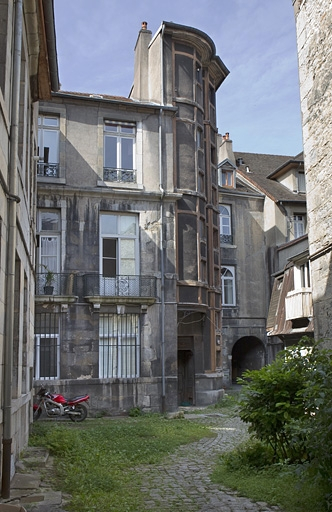 Vue d'ensemble du logis principal depuis le fond de la cour. © Yves Sancey / Région Bourgogne-Franche-Comté, Inventaire du patrimoine - 2010