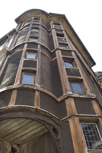 Vue d'ensemble de la cage d'escalier en pan de bois. © Yves Sancey / Région Bourgogne-Franche-Comté, Inventaire du patrimoine - 2010